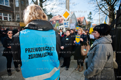 Gdansk. Pikieta osob solidarnych z Ukraina, zorganizowana...