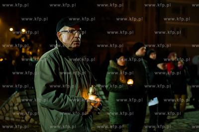 Gdansk. Plac Solidarnosci. Swieto Zmarlych. Litania...