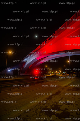 Gdansk. Nowy wiadukt PKM nad ul. Slowackiego oswietlony...