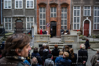 Gdansk. Kamienica przy ul. Mariackiej. Odsloniecie...