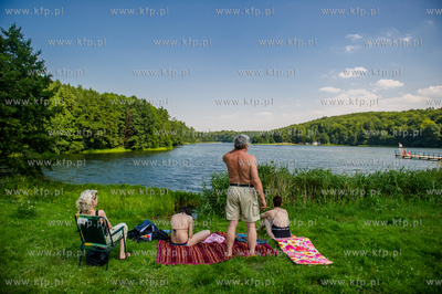 Rodzina wypoczywajaca nad brzegiem jeziora Przywidzkiego.
04.08.2015
fot....