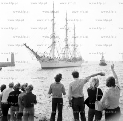 Zaglowiec Dar Pomorza wplywa do Portu Gdynskiego. (5lipiec74_z.kosycarz_p41)...