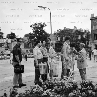Kolejka do ulicznej wagi na placu Przyjazni Polsko...