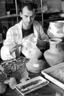 Wojciech Zyndel, z pracowni konserwacji podczas rekonstrukcji...