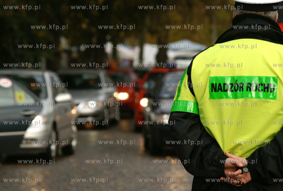 Gdansk. Cmentarz Srebrzysko. Swieto Zmarlych. Nz. pracownik...