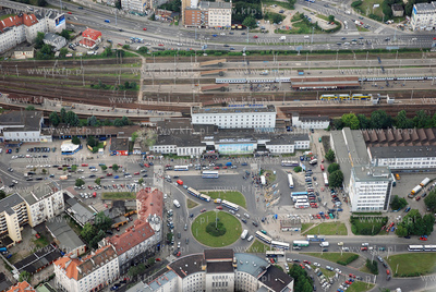 Gdynia z lotu ptaka. Nz. Plac Konstytucji z dworcem...