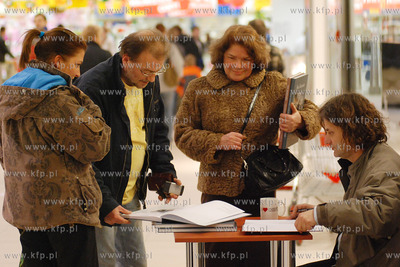 Salon EMPiK w Centrum Handlowym Auchan w Rumi. 
Spotkanie...