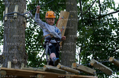 Adventure Park Kolibki w Gdyni. Nz. 6-letni Marek na...