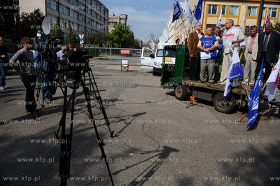 Gdynia. Pikieta pod brama do Stoczni Gdynskiej nawolujaca...