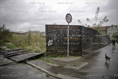 Przewalone ploty i wyrwane z korzeniami drzewa to skutek...