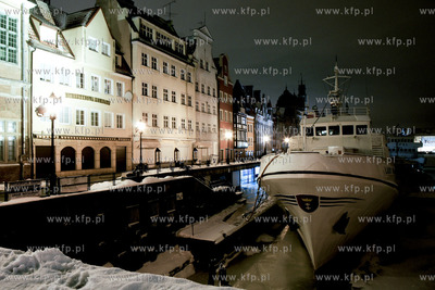 Zimowo - nocny Gdansk. Nz. zacumowany przy Dlugim Pobrzezu...