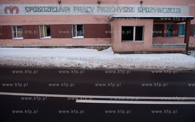 Miastko. Opustoszaly, zdewastowany budynek nieistniejacej...