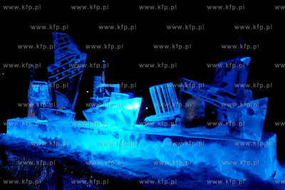 II Festiwal Rzezb Lodowych w Gdyni. Nz. Rzezby iluminowane...