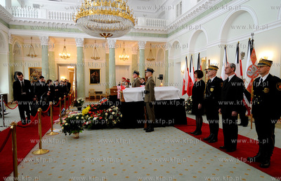 Warszawa. Palac Prezydencki. Polacy zegnaj zmarlego...