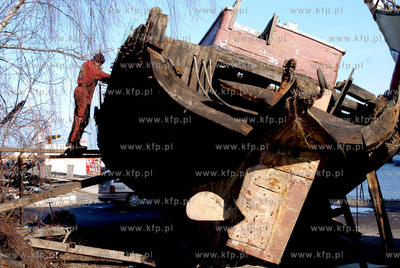 Ustka. Roman Stawikowski, wlasciciel kutra Janina,...