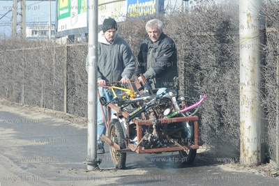 Gdynia. Zlomiarzez pelnym zlomu wozkiem  przechodza...