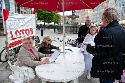 Gdansk. Dlugi Targ. Zbiorka podpisow pod Obywatelskim...