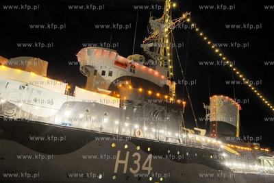 ORP BLYSKAWICA w nocnej iluminacji swietlnej zacumowany...