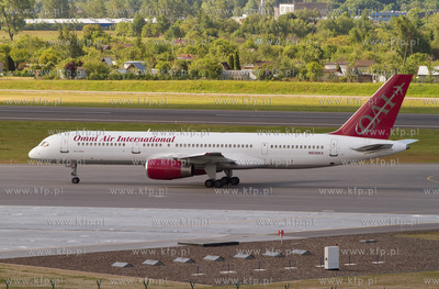 Gdansk, Rebiechowo. Nz. Boeing 757-28A Omni Air International....