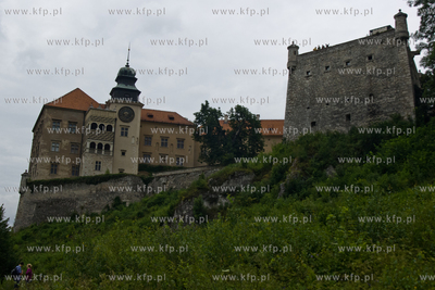 Zamek w Pieskowej Skale z XIII/XIV wieku. Budowla odrestaurowana...