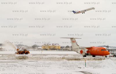 Zima w Porcie Lotniczym Gdansk im. Lecha Walesy. 19.02.2013...