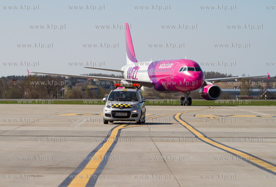 Port Lotniczy Gdansk im. Lecha Walesy. Nz. Samochod...