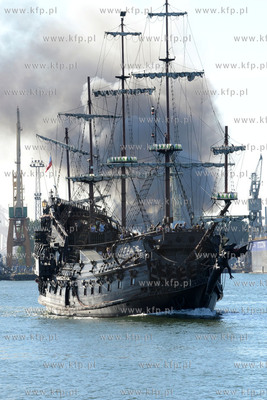 Pozar hali na terenie stoczni Marynarki Wojennej w...