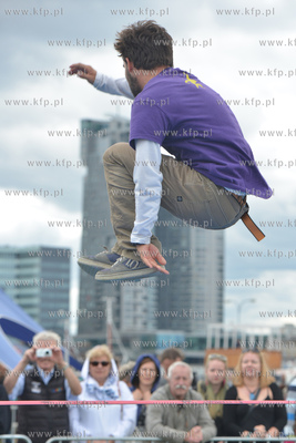 25 metrow nad pokladem Daru Mlodziezy zacumowanym przy...