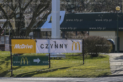 Gdynia. Informacja, zaprasza kierowcow do baru McDrive...