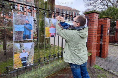 Protest mieszkańców Sulmina przed siedzibą Regionalnej...