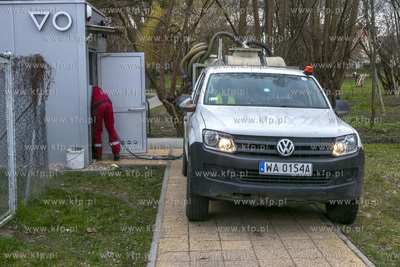 Pracownik firmy TOITOI Polska przeprowadza dezynfekcje...