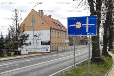 Ulica Grunwaldzka w Pruszczu Gdańskim. Po lewej na...