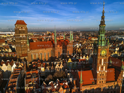 Panarama Gdańska. Widok na wieże Ratusza Głównomiejskiego...