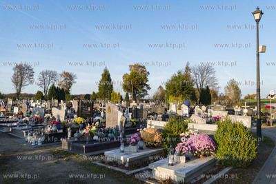 Cmentarz we wsi Kielno na Kaszubach w powiecie wejherowskim....