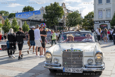Sopot. Parada ulicą Bohaterów Monte Cassino do muszli...