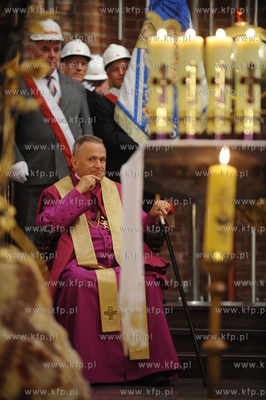 Ksiadz Jankowski idzie na emeryture. Z tej okazji w...