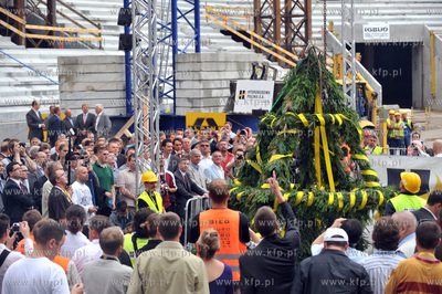 Zawieszenie wiechy na budowanym stadionie PGN Arena...