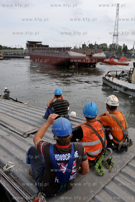 Gdansk. Wodowanie statku Lewek Andes w Remontowej Shipbuilding...