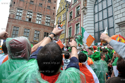 Gdansk, Dlugi Targ. Irlandzcy i hiszpanscy kibice bawia...
