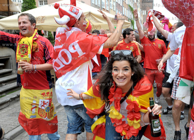 Gdansk, ul. Piwna. Irlandzcy i hiszpanscy kibice bawia...