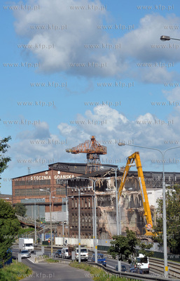 Wyburzanie stoczniowych budynkow przy ul. Jana z Kolna.
06.09.2012...