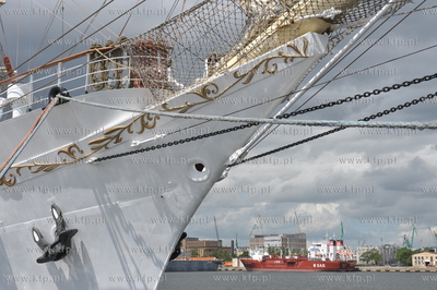 Gdynia. Dar Mlodziezy zacumowany przy Nabrzezu Pomorski...