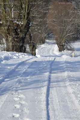 Zima we wsi Sulmin na Kaszubach. Zaśnieżóna wiejska...