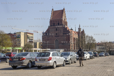 Gdańsk. Parking na ul. Kocurki, w oddali kościół...