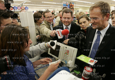 Donald Tusk odwiedza polskich pracownikow w sklepie...