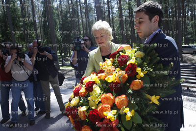 Piasnica. Erika Steinbach zlozyla wiazanke kwiatow...