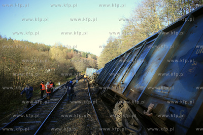 Sześć wagonów z siarką wykoleiło się, a z trzech...