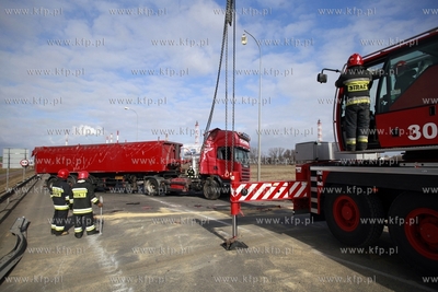 Przejazdowo. Zderzenie ciężarówek z czterema samochodami...