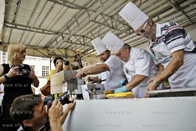 Gdansk, Dlugi Targ. Pomorskie smaki to pokazy przyrzadania...