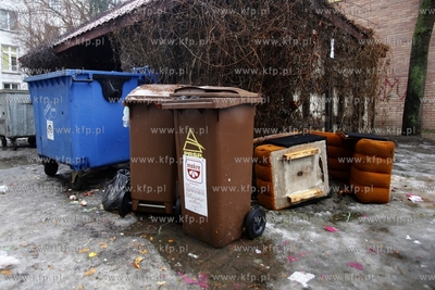 Wiata smietnikowa na podworku przy Ogarnej w Gdansku.
11.02.2014
fot....